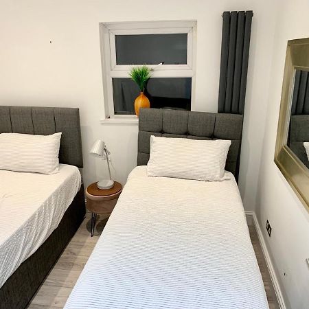 Modern 2 bedroom apartment with private garden Londen Buitenkant foto