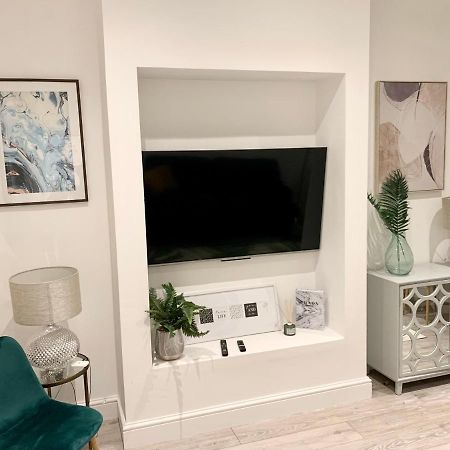 Modern 2 bedroom apartment with private garden Londen Buitenkant foto