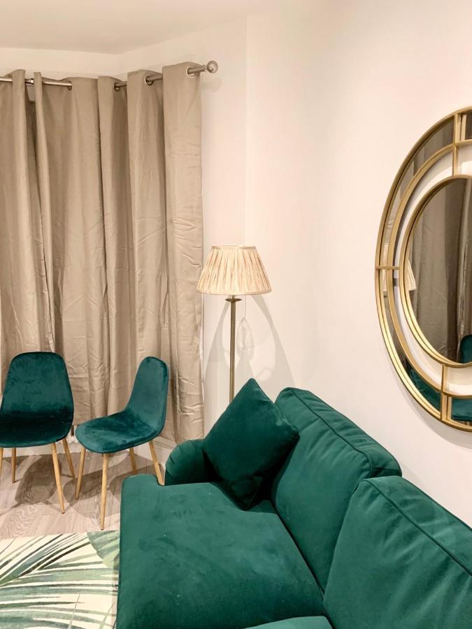 Modern 2 bedroom apartment with private garden Londen Buitenkant foto
