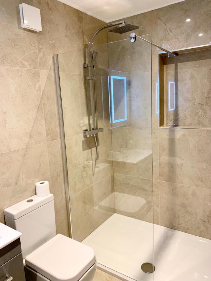 Modern 2 bedroom apartment with private garden Londen Buitenkant foto