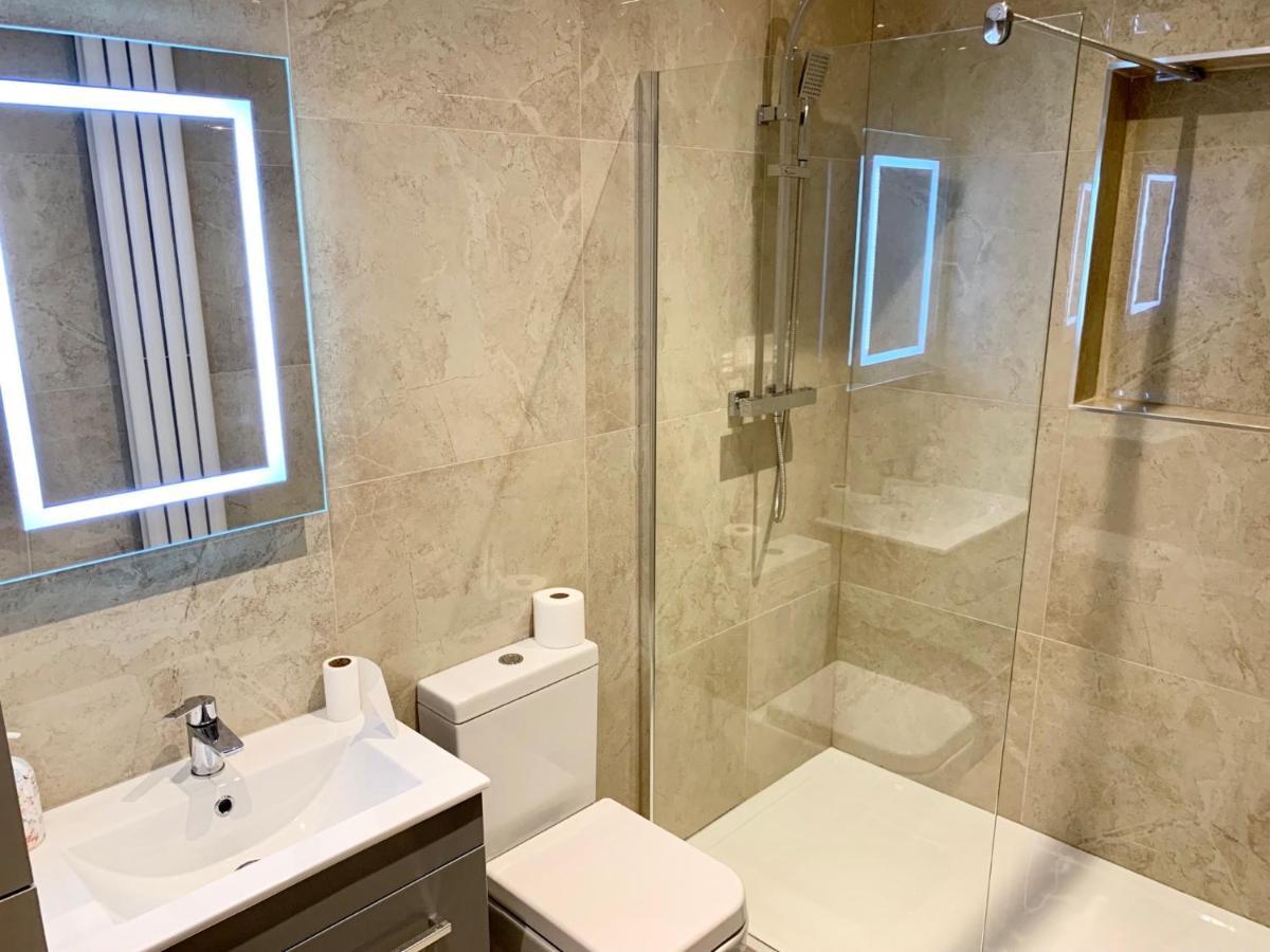 Modern 2 bedroom apartment with private garden Londen Buitenkant foto