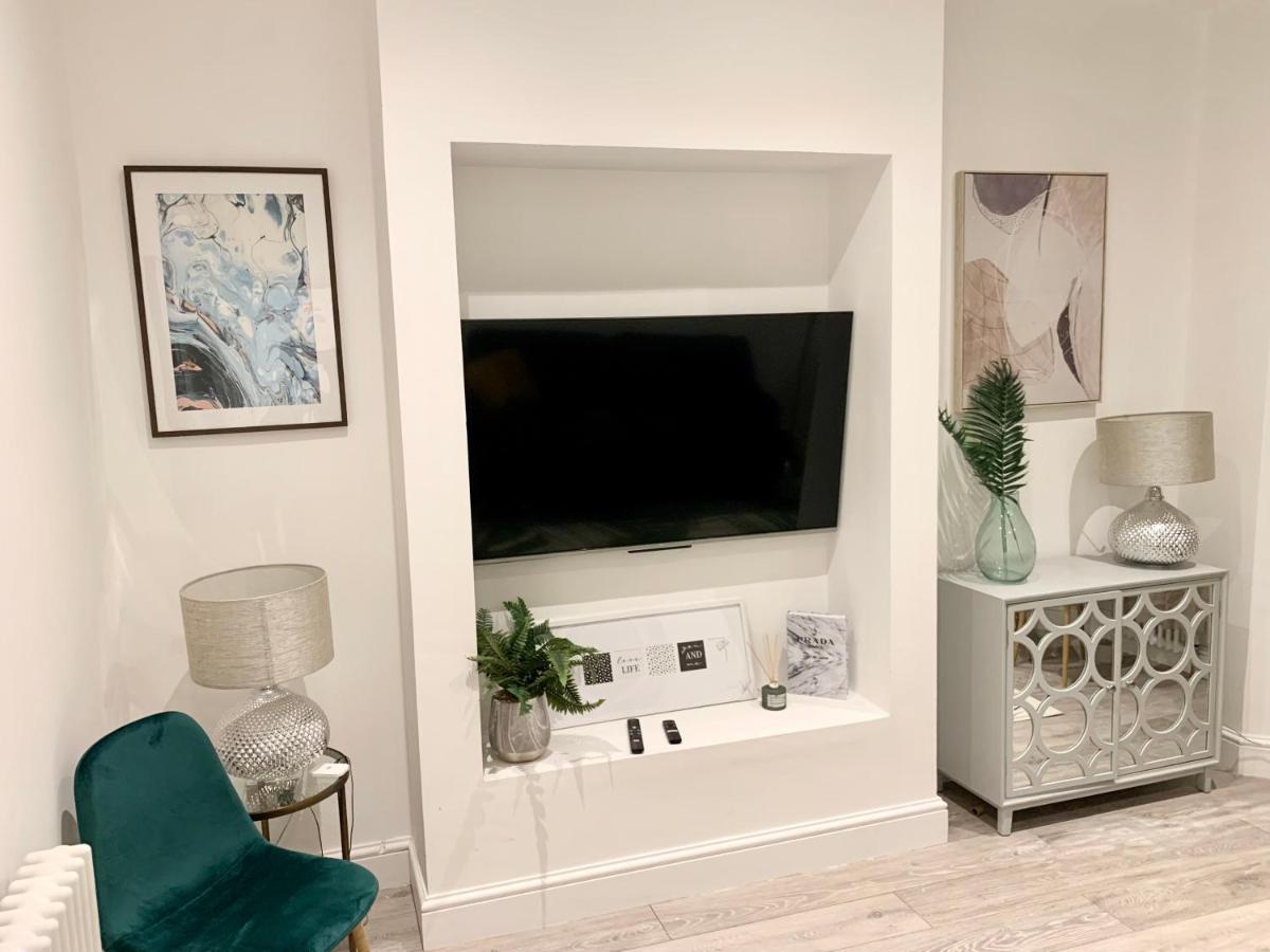 Modern 2 bedroom apartment with private garden Londen Buitenkant foto