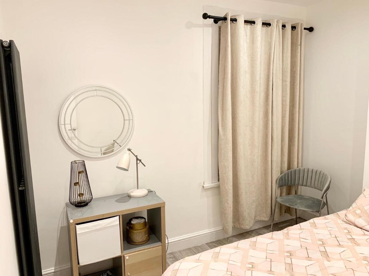 Modern 2 bedroom apartment with private garden Londen Buitenkant foto