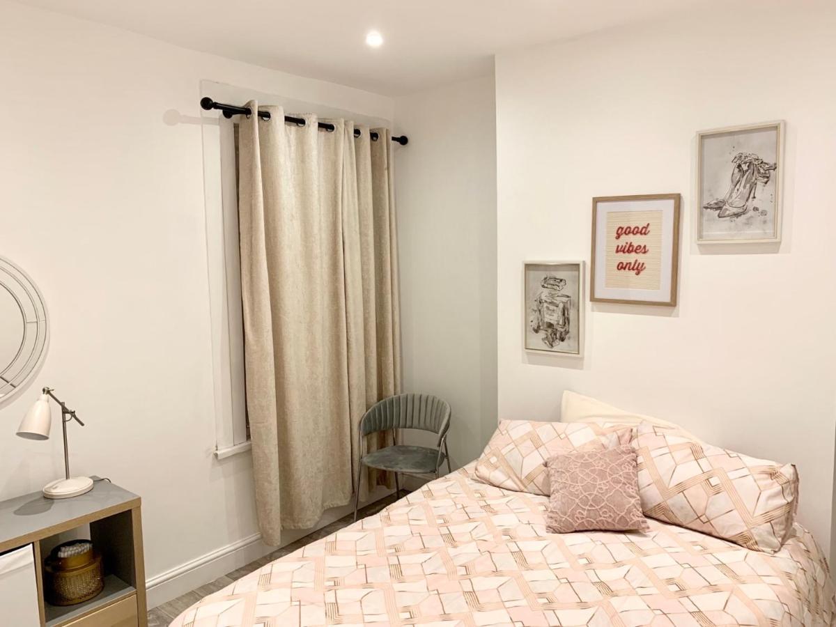 Modern 2 bedroom apartment with private garden Londen Buitenkant foto